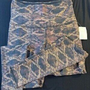 strut this Leggings - Venom Design - NWT